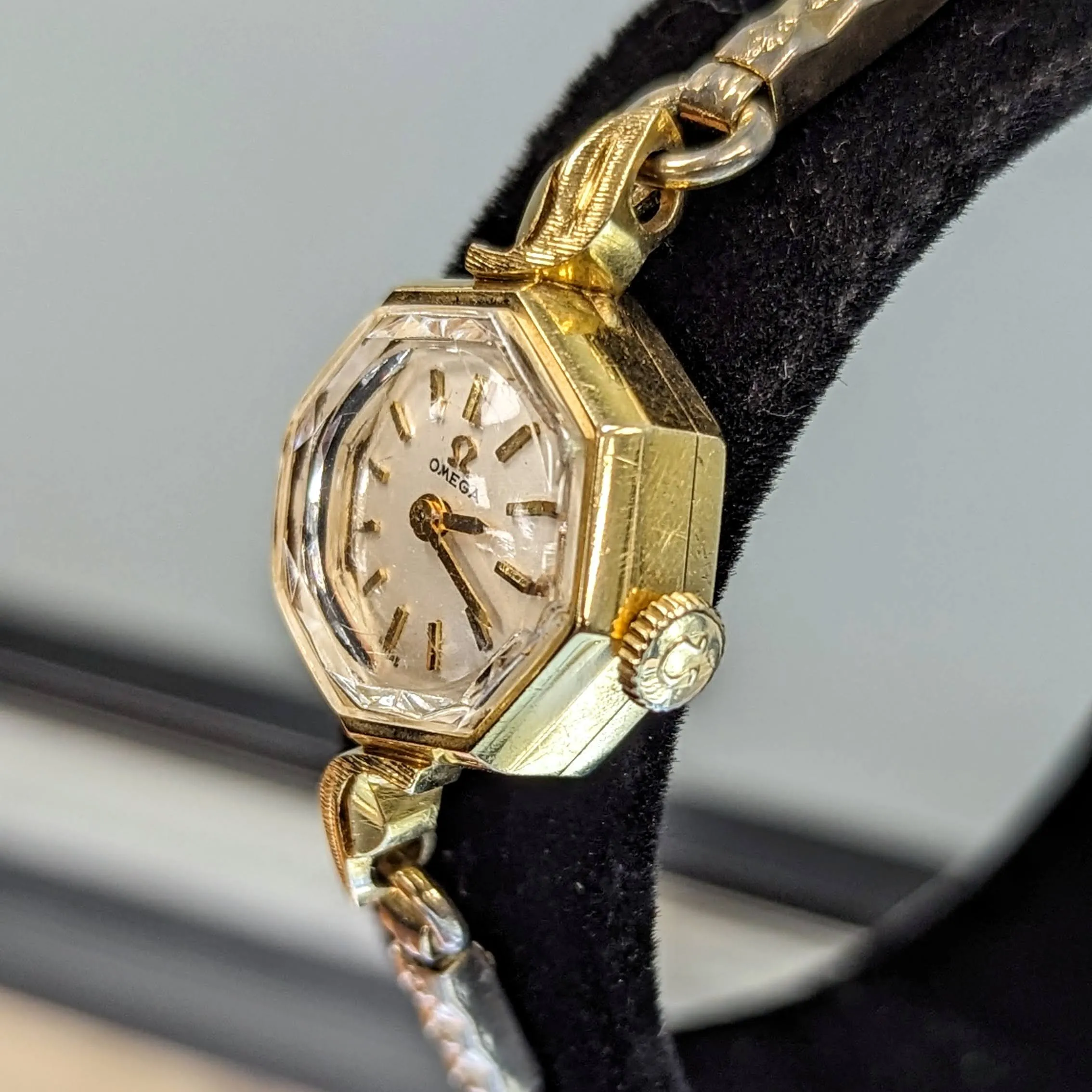 1964 OMEGA Ladies Cocktail Wristwatch 14K Yellow GOLD Cal. 484 Vintage Watch Octagonal Case and Fancy Lugs