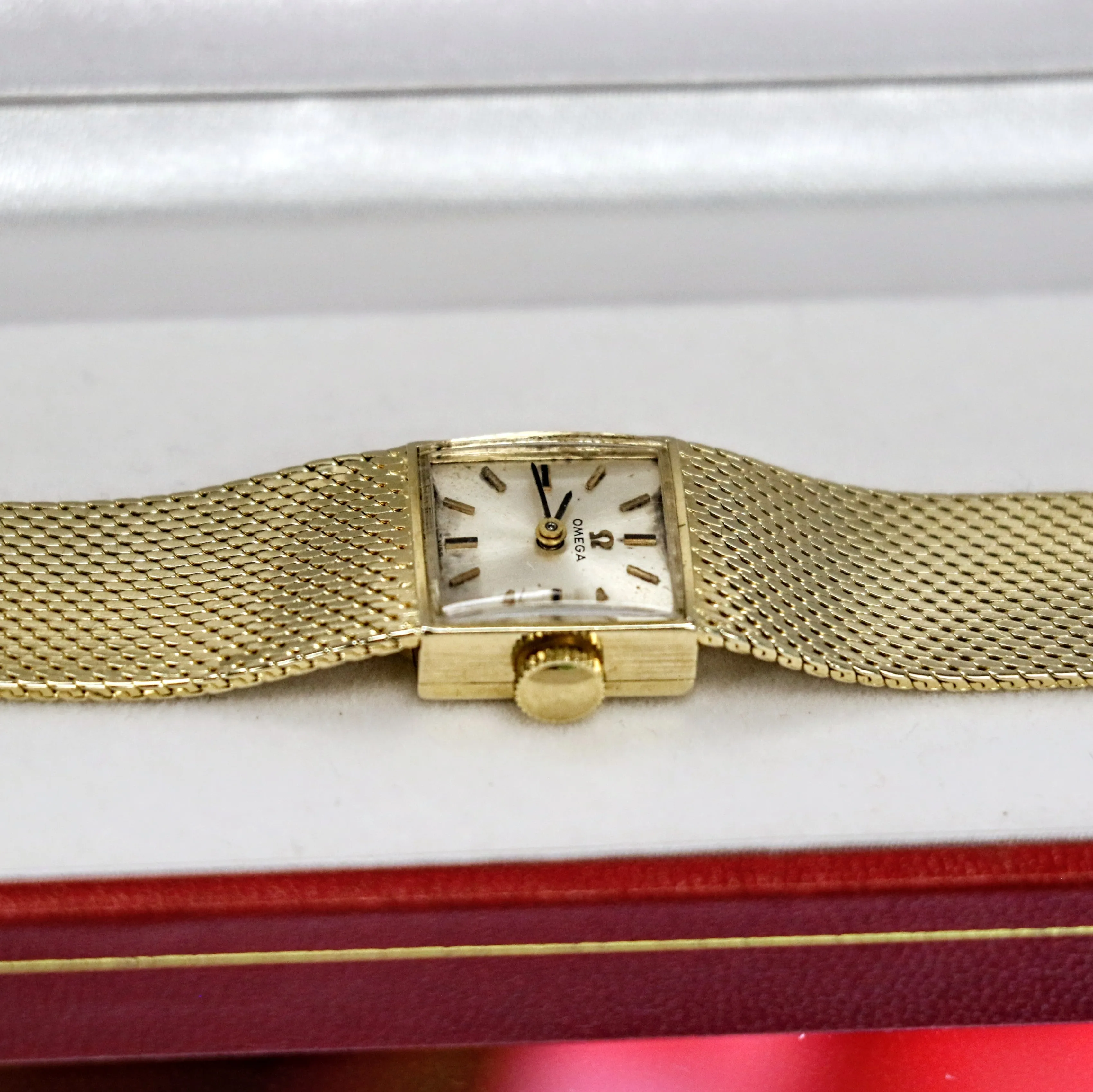 1968 OMEGA Ladies Dress Wristwatch 14K Yellow GOLD Ref. AA8927 Cal. 484 Vintage Watch