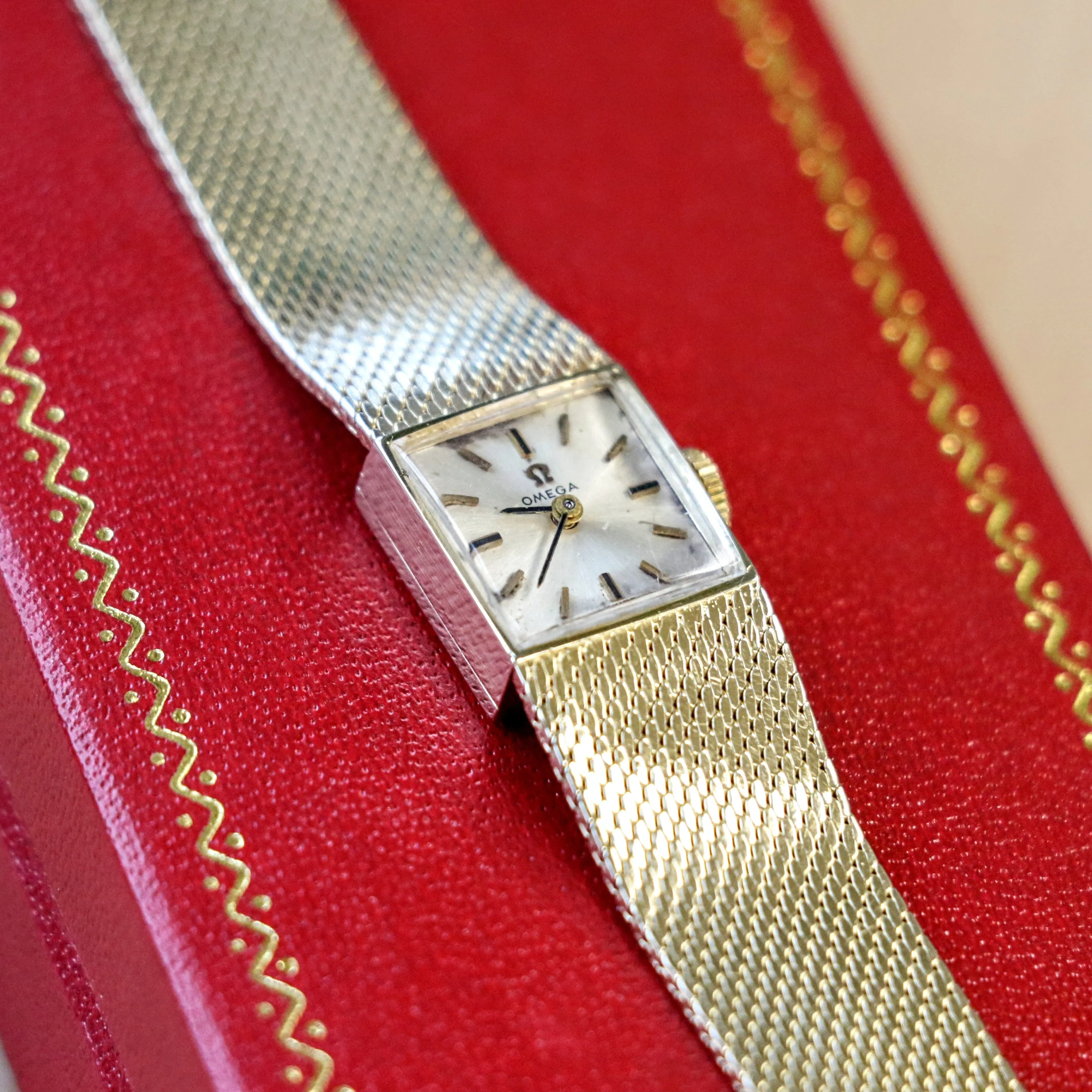 1968 OMEGA Ladies Dress Wristwatch 14K Yellow GOLD Ref. AA8927 Cal. 484 Vintage Watch